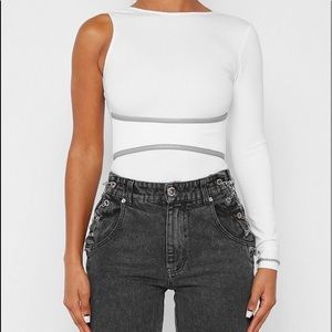 NWOT: ONE SLEEVE CHAIN DETAIL BODYSUIT - WHITE 🤍